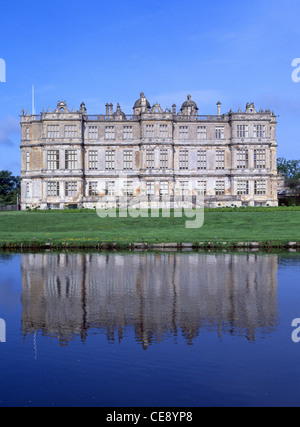 Longleat Elizabethan Country House & Maison majestueuse anglaise façade est reflétée dans le lac de la marquis de Bath près de Warminster Wiltshire Angleterre Royaume-Uni Banque D'Images