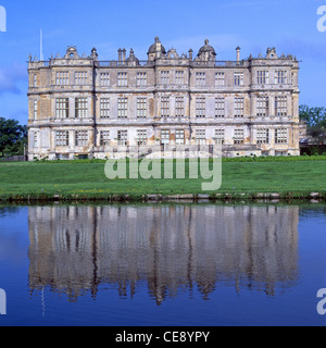 Longleat Elizabethan Country House & Maison majestueuse anglaise façade est reflétée dans le lac de la marquis de Bath près de Warminster Wiltshire Angleterre Royaume-Uni Banque D'Images