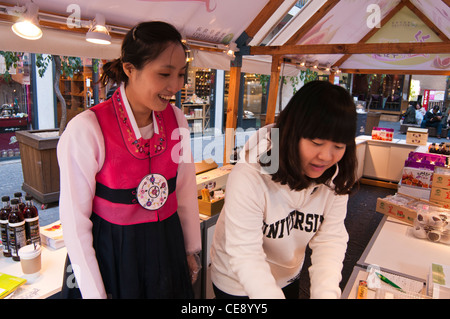 Bloquer la vente de jus de fruits. Une jeune femme portant le costume traditionnel coréen, Insadong, Séoul, Corée Banque D'Images