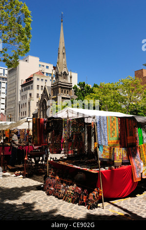 Des marchands de souvenirs à Greenmarket Square, Cape Town, Western Cape, Afrique du Sud Banque D'Images