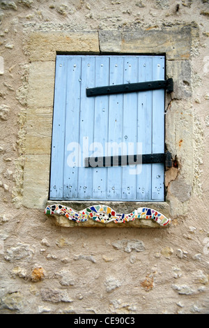 Volets avec carrelage en mosaïque sur le rebord de la France Banque D'Images