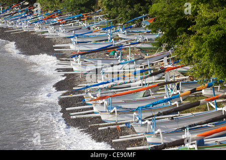 Jukungs traditionnels (la pêche aux tangons/pirogues à voile) sur l'épave d'Amed 'Japonais' beach dans l'Est de Bali. Banque D'Images