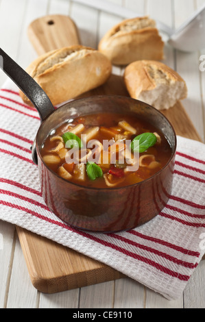 Minestrone en pan de cuivre Banque D'Images