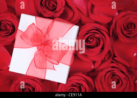 Cadeaux saint valentin sur fond rose Banque D'Images