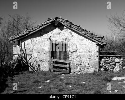 Cabane en pierre, Sheppard, au Pays Basque (Espagne) les montagnes pour la transhumance traditionnelle. Banque D'Images