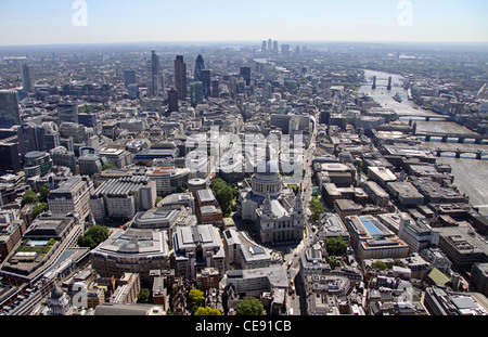 Image aérienne de la Cathédrale St Paul à l'est de la ville de Londres Banque D'Images