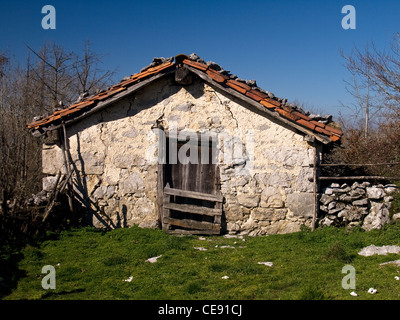 Cabane en pierre, Sheppard, au Pays Basque (Espagne) les montagnes pour la transhumance traditionnelle. Banque D'Images