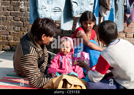 Famille indienne se reposer le dimanche devant leur maison, Rishikesh, Uttarakhand, Inde Banque D'Images