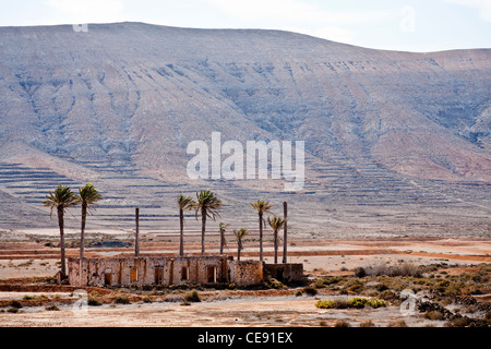 Une ruine vu de Casa de los coroneles (la maison des colonels), la Oliva, Fuerteventura, Espagne Banque D'Images