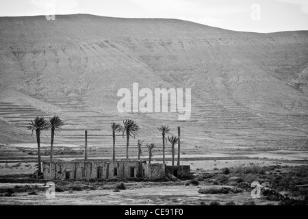 Une ruine vu de Casa de los coroneles (la maison des colonels), la Oliva, Fuerteventura, Espagne Banque D'Images