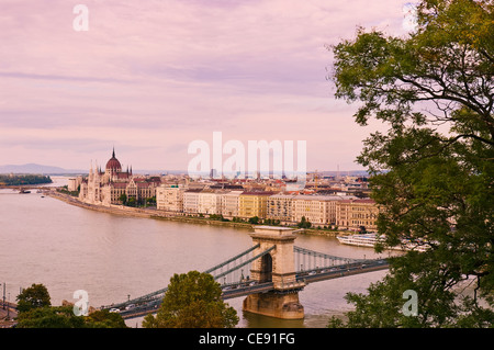 Vue depuis la colline du Château district de Pest et Danube y compris le Parlement et le Pont des Chaînes, Budapest, Hongrie. Banque D'Images