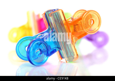 Bureau trombones multicolores sur fond blanc Banque D'Images