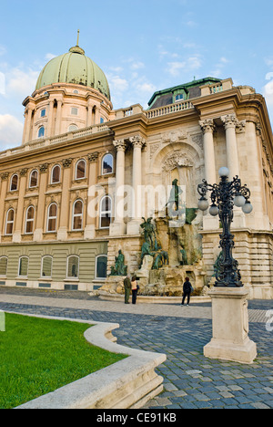 Le roi Matthias Corvinus (fontaine Matyas) avec Ilonka à droite, le lion cour du Palais National, Budapest, Hongrie. Banque D'Images