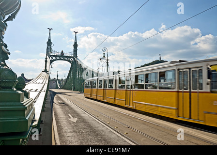 Tramway sur pont de la liberté ou de la Liberté (pont Szabadsag hid), Budapest, Hongrie. Banque D'Images