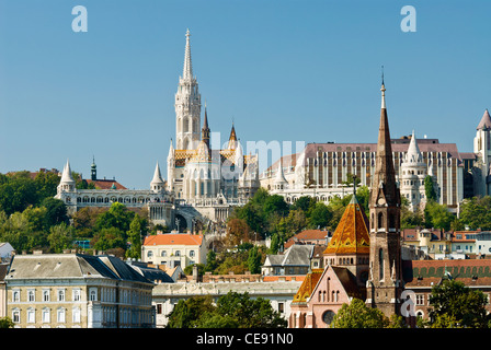 Buda, avec l'église Matthias (Matyas templon), bastion des pêcheurs, la colline du Château, Église calviniste, foreground, Budapest. Banque D'Images