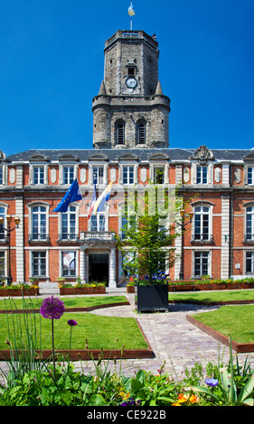 Hôtel de ville ou l'hôtel de ville avec beffroi, le Belfroi, derrière, à Boulogne-sur-Mer, Pas de Calais, France Banque D'Images