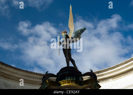 Détail de l'ange à l'épée de la Wales National War Memorial, Alexandra Gardens, Cathays Park, Cardiff, Pays de Galles, Royaume-Uni. Banque D'Images