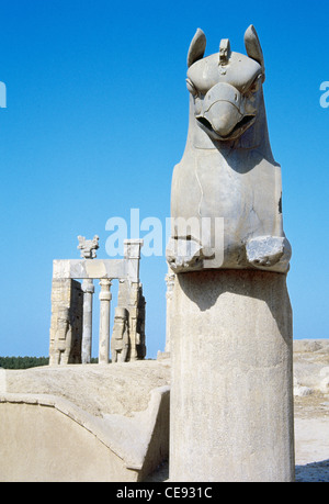 L'art persan période achéménide. Persepolis (Takht-e Jamshid). Avec un capital de Griffin et la porte de toutes les nations. Banque D'Images