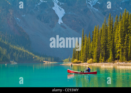 Un seul homme dans un canot sur le lac Moraine location Banff National Park Alberta Canada Amérique du Nord Banque D'Images