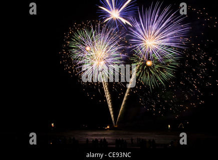 Partie à la plage en été - les belles couleurs et lumière étincelante d'artifice Banque D'Images