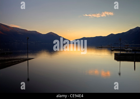 Coucher de soleil avec des reflets dorés sur le lac Majeur dans le canton du Tessin, Suisse Banque D'Images