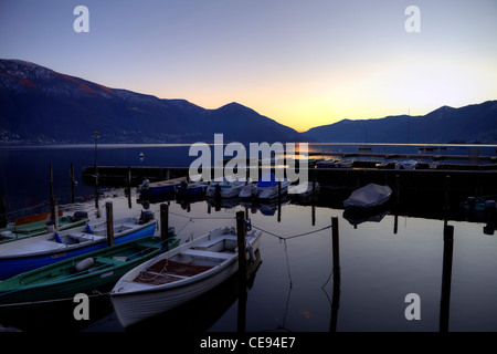 Bateaux sur le Lac Majeur au coucher du soleil à Ascona, Tessin, Suisse Banque D'Images