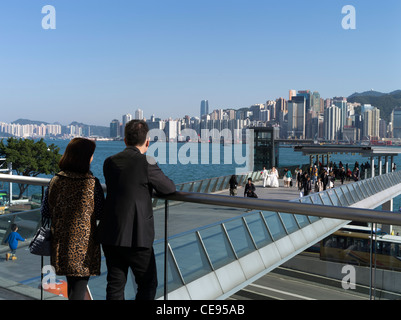 dh TSIM SHA TSUI EAST HONG KONG couple chinois à la recherche Front de mer Podium kowloon personnes promenade au bord de l'eau Banque D'Images