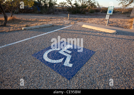 Espace de stationnement asphalte peint avec symbole Handicap au Texas
