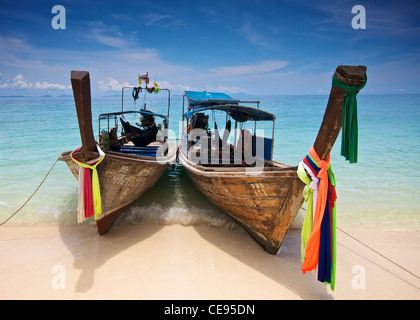 Thai bateaux à longue queue sur une plage Banque D'Images