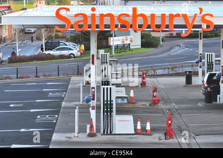 Supermarché Sainsbury's parvis de carburant dans la Darnley, Glasgow, Écosse, Royaume-Uni Banque D'Images