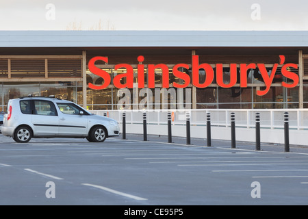 Le supermarché Sainsbury's centre commercial et parking à Darnley, Glasgow, Royaume-Uni Banque D'Images