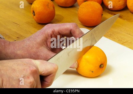 Le tranchage des oranges pour faire de la marmelade. Banque D'Images