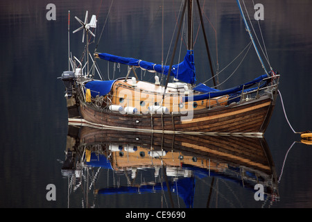 Bateau en bois reflète dans le Loch Leven dans le highlnds d'Écosse Banque D'Images