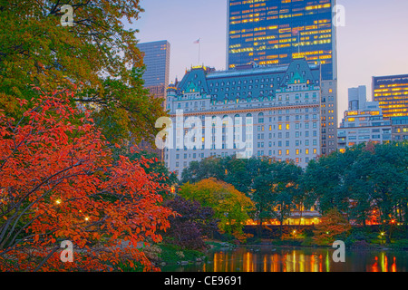L'hôtel Plaza et de réflexion sur l'étang en automne, Central Park Banque D'Images