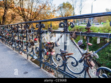 Cadenas des garde-corps de pont à Vilnius, en Lituanie, a obtenu que l'amour de jetons - avec les couleurs d'automne jaune à l'arrière-plan Banque D'Images