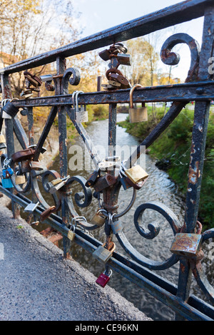 Cadenas des garde-corps de pont à Vilnius, en Lituanie, a obtenu que l'amour de jetons - avec les couleurs d'automne jaune à l'arrière-plan Banque D'Images