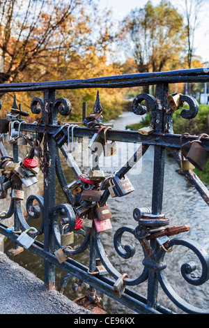 Cadenas des garde-corps de pont à Vilnius, en Lituanie, a obtenu que l'amour de jetons - avec les couleurs d'automne jaune à l'arrière-plan Banque D'Images