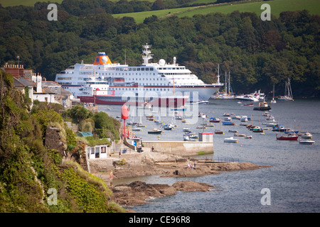 Le paquebot de C. Colomb mouillée dans l'estuaire du fleuve Fowey, Cornwall, UK avec la Chine au premier plan pétrolier d'argile Banque D'Images