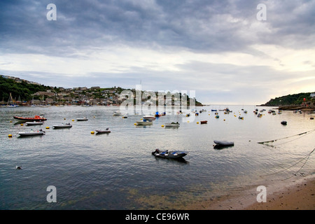 La bouche de l'estuaire de Fowey avec canots amarrés dans l'avant-plan, repris de la Town Quay, Fowey au crépuscule. Banque D'Images