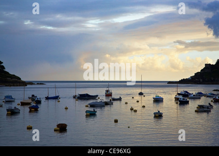 La bouche de l'estuaire de Fowey avec canots amarrés dans l'avant-plan, repris de la Town Quay, Fowey au crépuscule. Banque D'Images