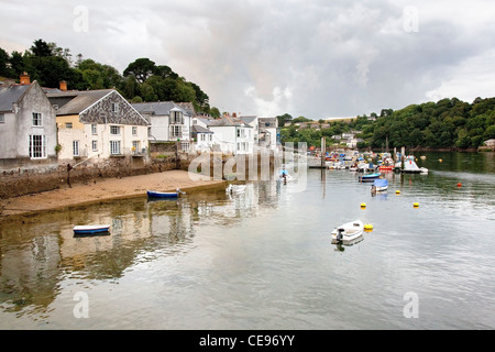 La rivière Fowey tiré du Town Quay en regardant vers le quai avec Albert ville de Fowey à gauche et bateaux amarrés avant-plan Banque D'Images