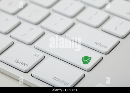 Clavier de l'ordinateur avec l'icône de la feuille sur les principaux Banque D'Images