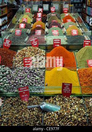 Thés thé épices épices herbes herbes en vente au marché aux épices bazar égyptien eminönü Fatih Istanbul Turquie turc Banque D'Images