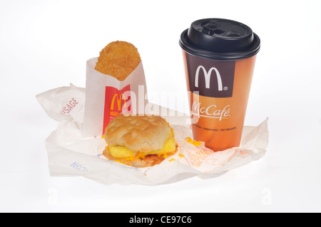 Petit-déjeuner de McDonalds bacon œuf et fromage biscuit sandwich, paillasson de pommes de terre et McCafe café sur fond blanc découpé. Banque D'Images