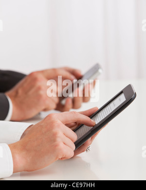 Portrait des gens d'affaires à l'aide d'e-books, close-up Banque D'Images