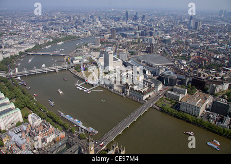 Vue aérienne sur le pont de Westminster et la Tamise vers le London Eye sur la rive sud de Lambeth, Londres SE11 Banque D'Images