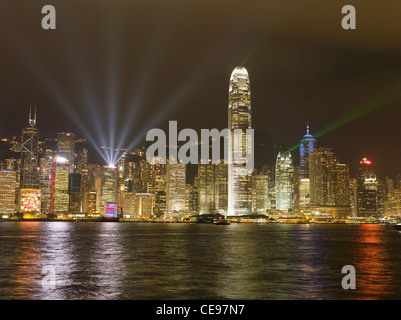 dh Light show HONG KONG HARBOUR HONG KONG Victoria Harbour Symphony of Lights laser Show Waterfront Skyscrapers Night Banque D'Images