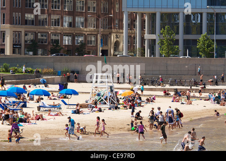 Oak Street Beach bondée de Chicago. Banque D'Images