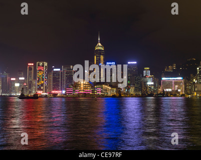 Dh LE PORT DE HONG KONG HONG KONG du port de Hong Kong waterfront bâtiments nuit lumières ville Banque D'Images