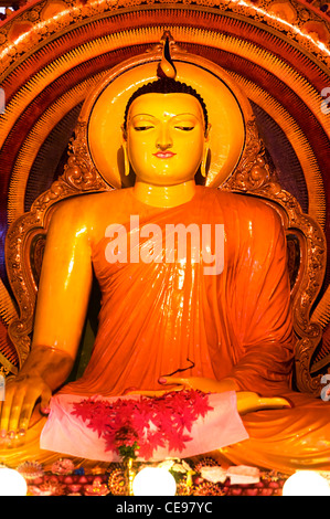 Statue d'un Bouddha assis temple Gangaramaya à Colombo, Sri Lanka Banque D'Images